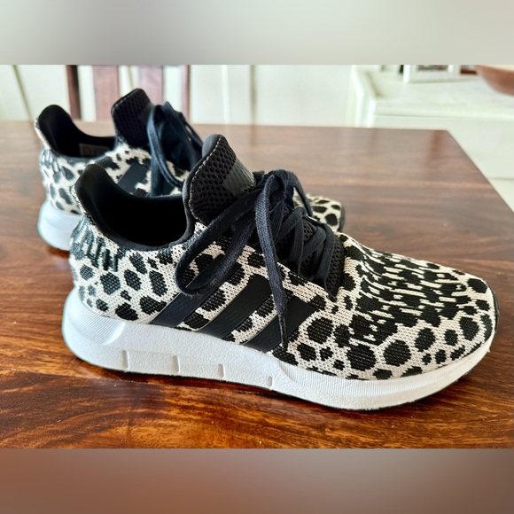 Adidas Swift Run 1.0 Running Shoe Women’s 7.5 - Picture 2 of 7